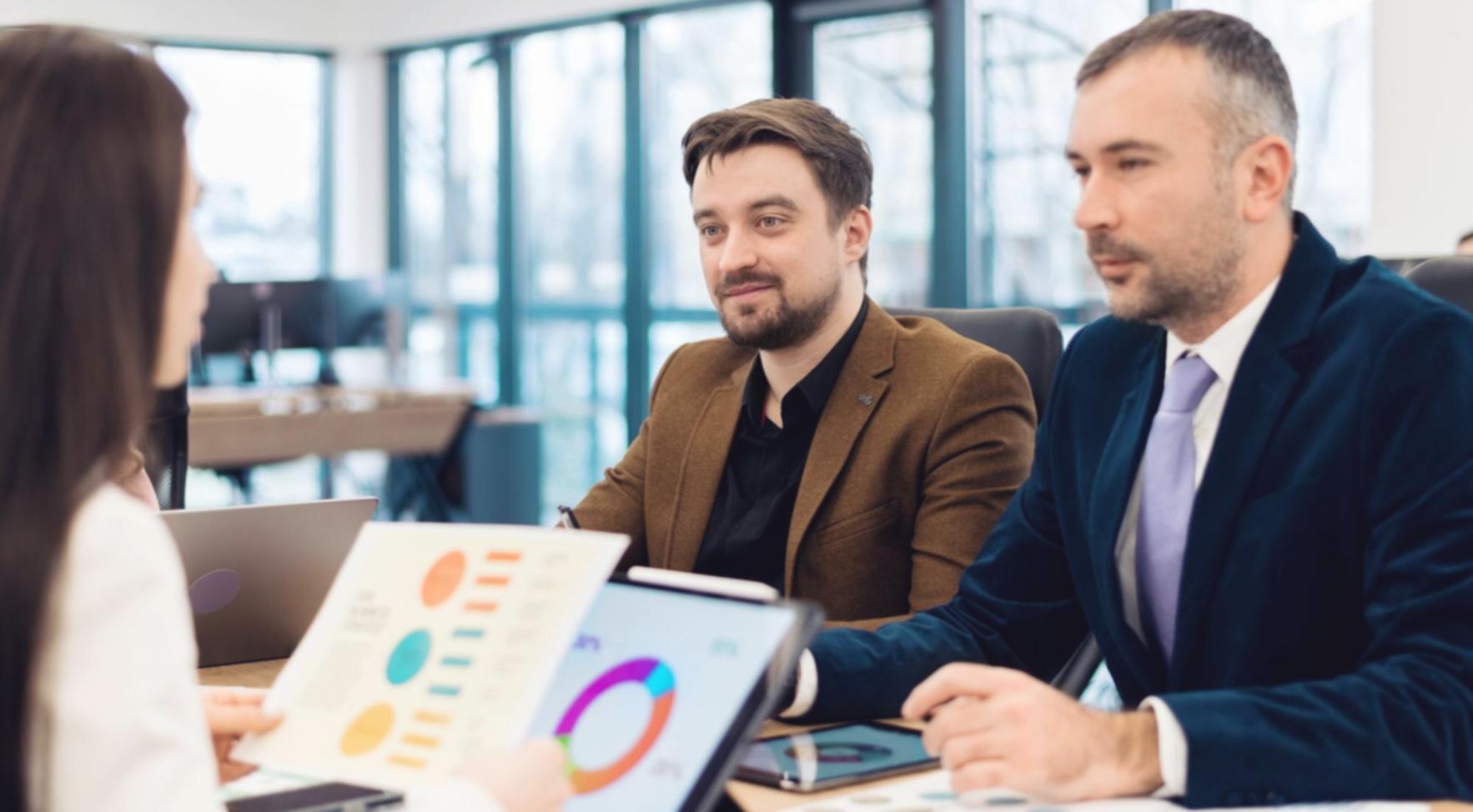 Analista financiero trabajando con modelos avanzados de valoración en múltiples monitores