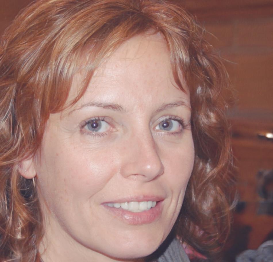 Retrato de Elena Vázquez, Analista Senior